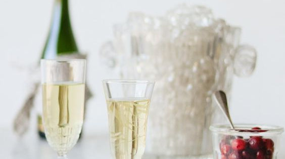 Champagne Coupes Versus Champagne Flutes