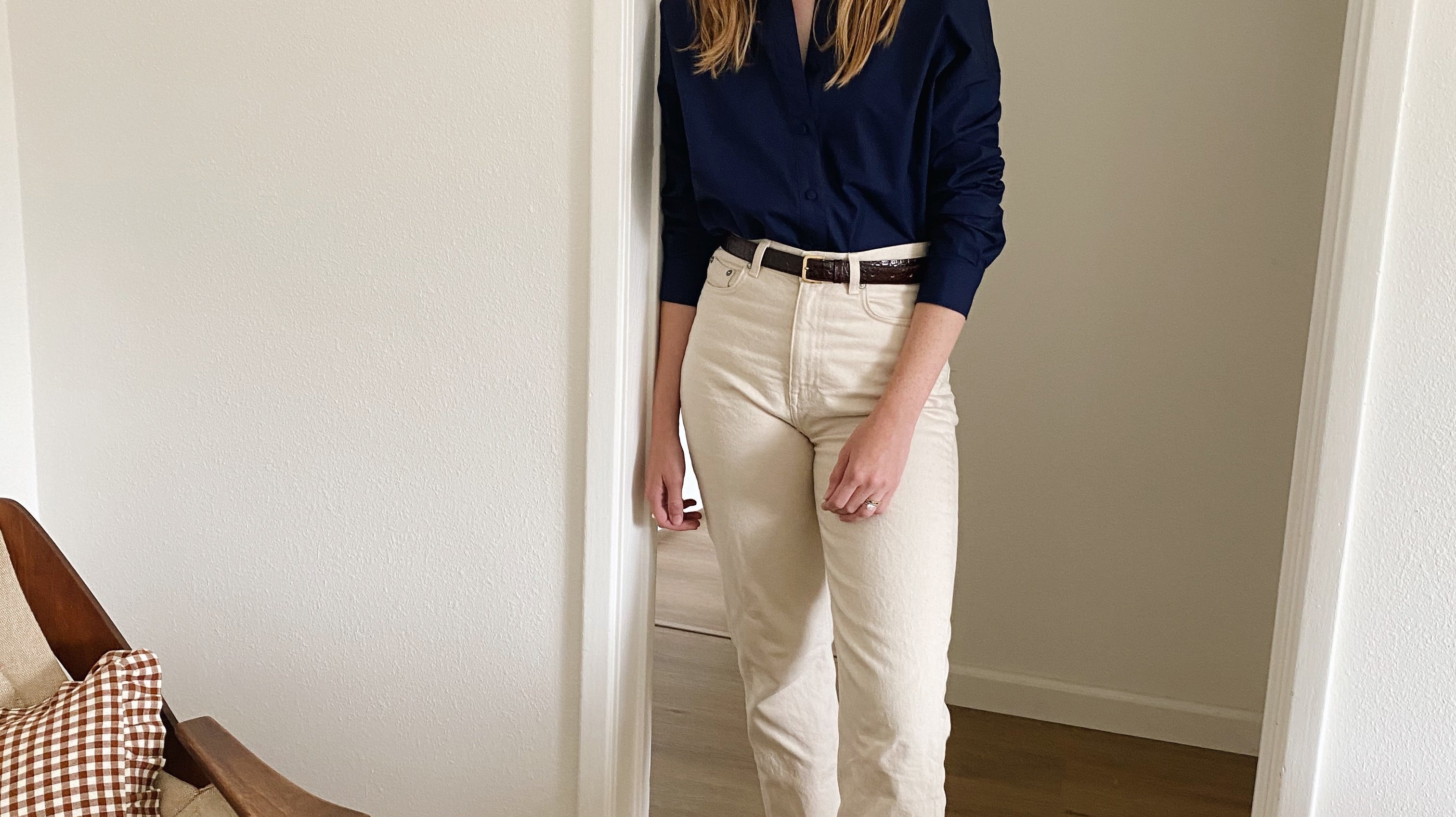 woman wearing white jeans