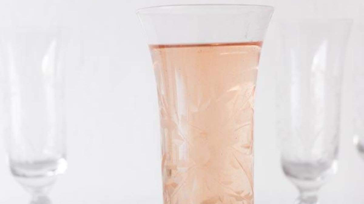 Origin of the Champagne Flute - elsie green