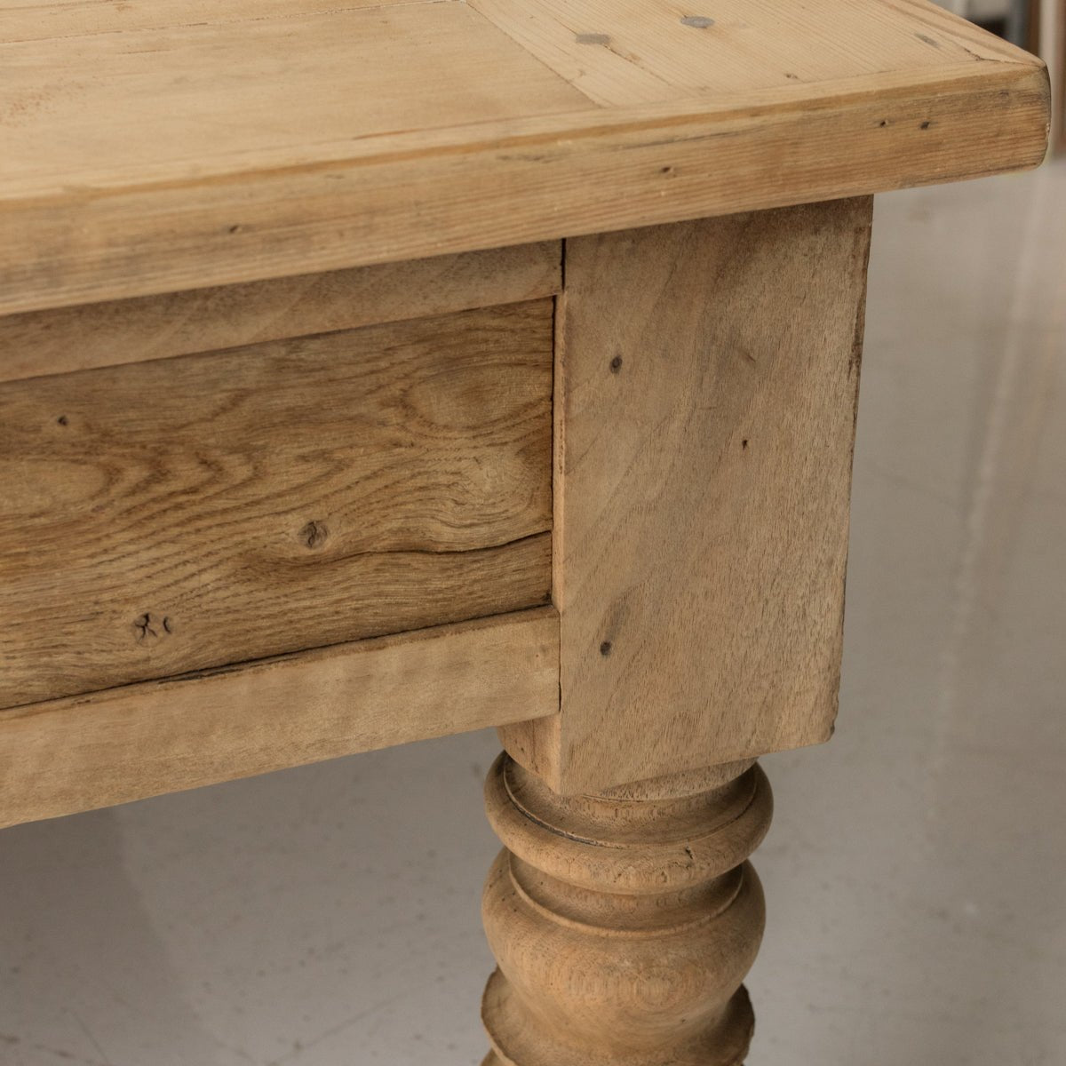 Grande Turned Leg Coffee Table - elsie green - furniture
