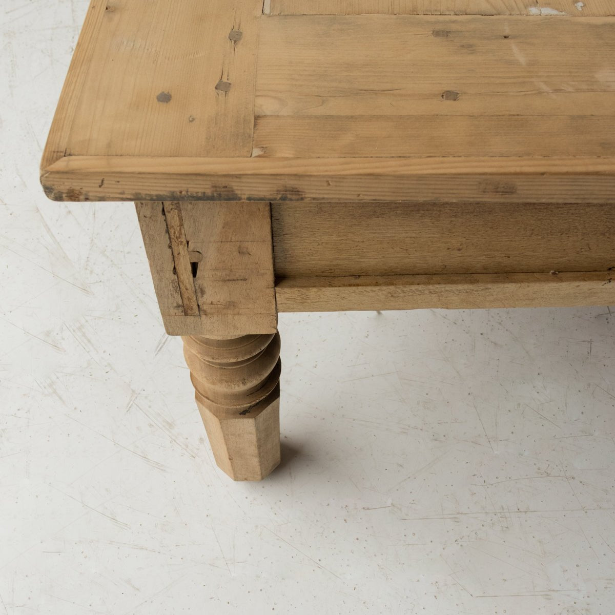 Grande Turned Leg Coffee Table - elsie green - furniture