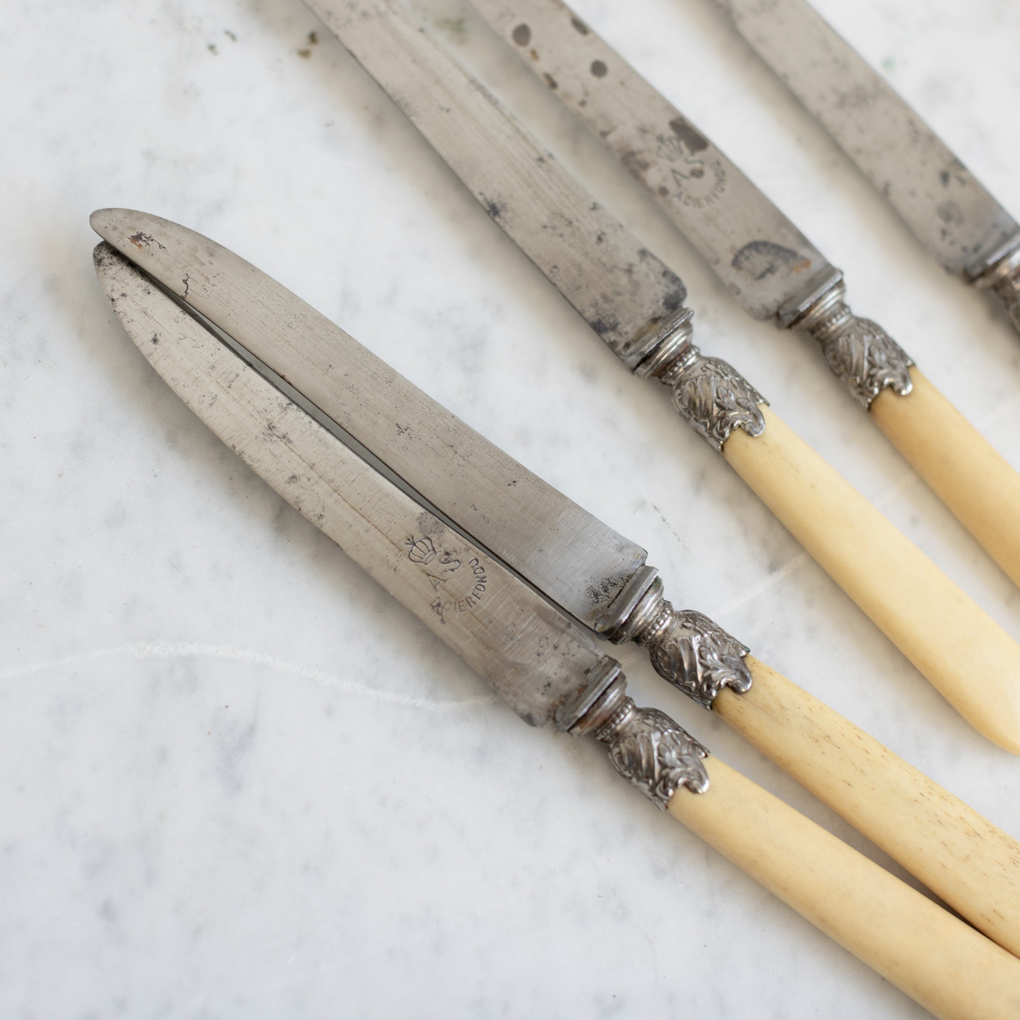 Stoneware Crock & Bone Knife Set of 6 - elsie green - the french kitchen