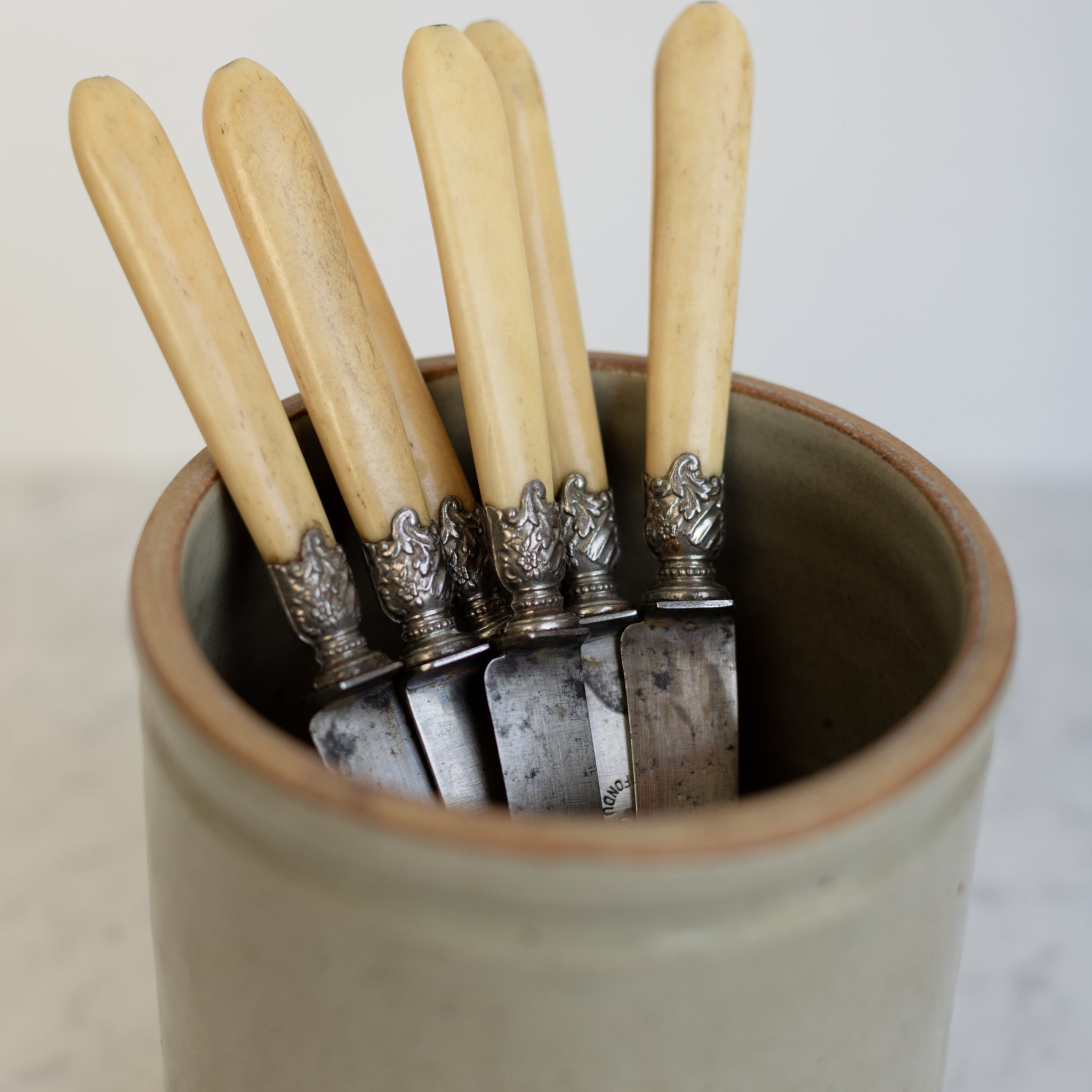 Stoneware Crock & Bone Knife Set of 6 - elsie green - the french kitchen