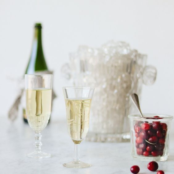 Champagne Coupes Versus Champagne Flutes