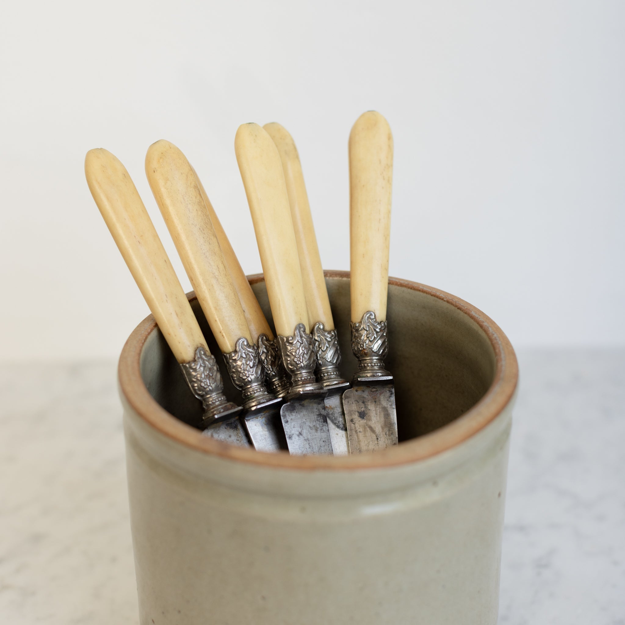 Stoneware Crock & Bone Knife Set of 6 - elsie green - the french kitchen