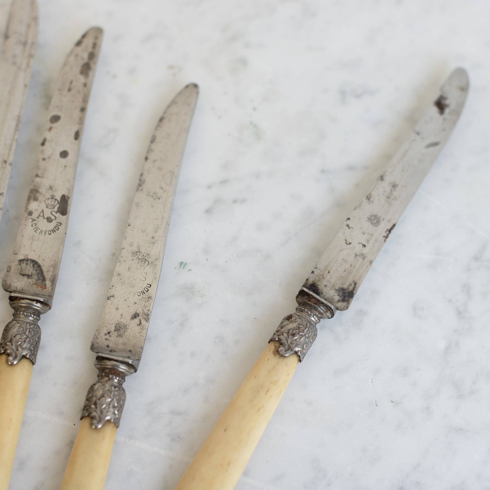 Stoneware Crock & Bone Knife Set of 6 - elsie green - the french kitchen