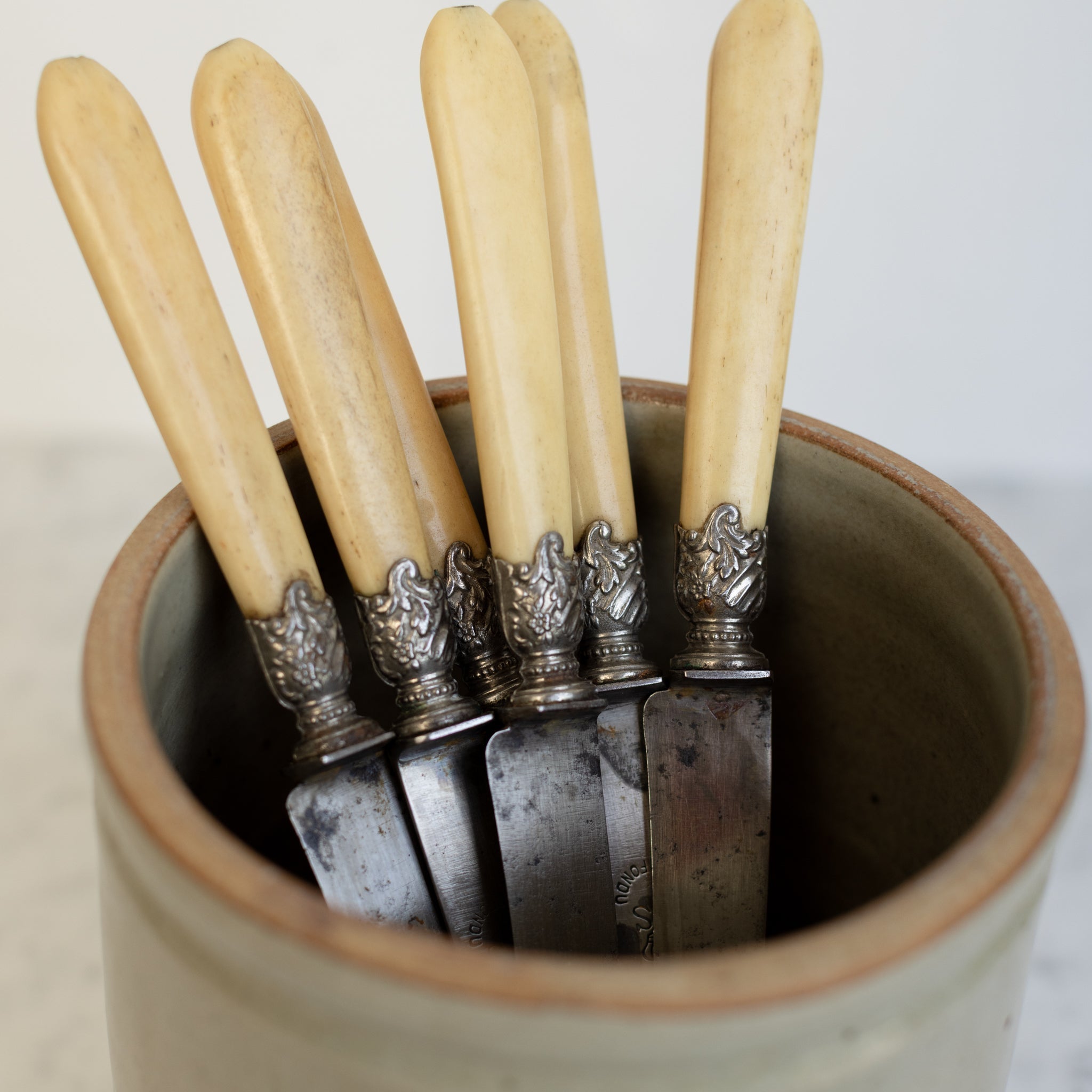 Stoneware Crock & Bone Knife Set of 6 - elsie green - the french kitchen