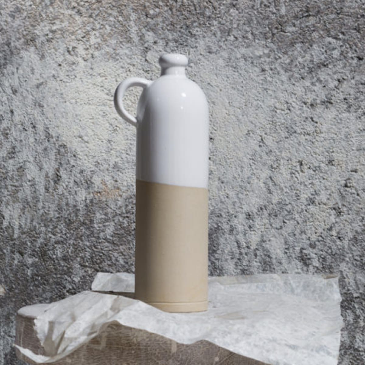 https://elsiegreen.com/cdn/shop/products/beer-bottle-with-handle-white-the-french-kitchen-ceramic-cider-core-cylinder-beige-dairy-510.jpg?v=1623432130